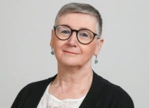 Dr. Mira Wollner smiling in a portrait photo.